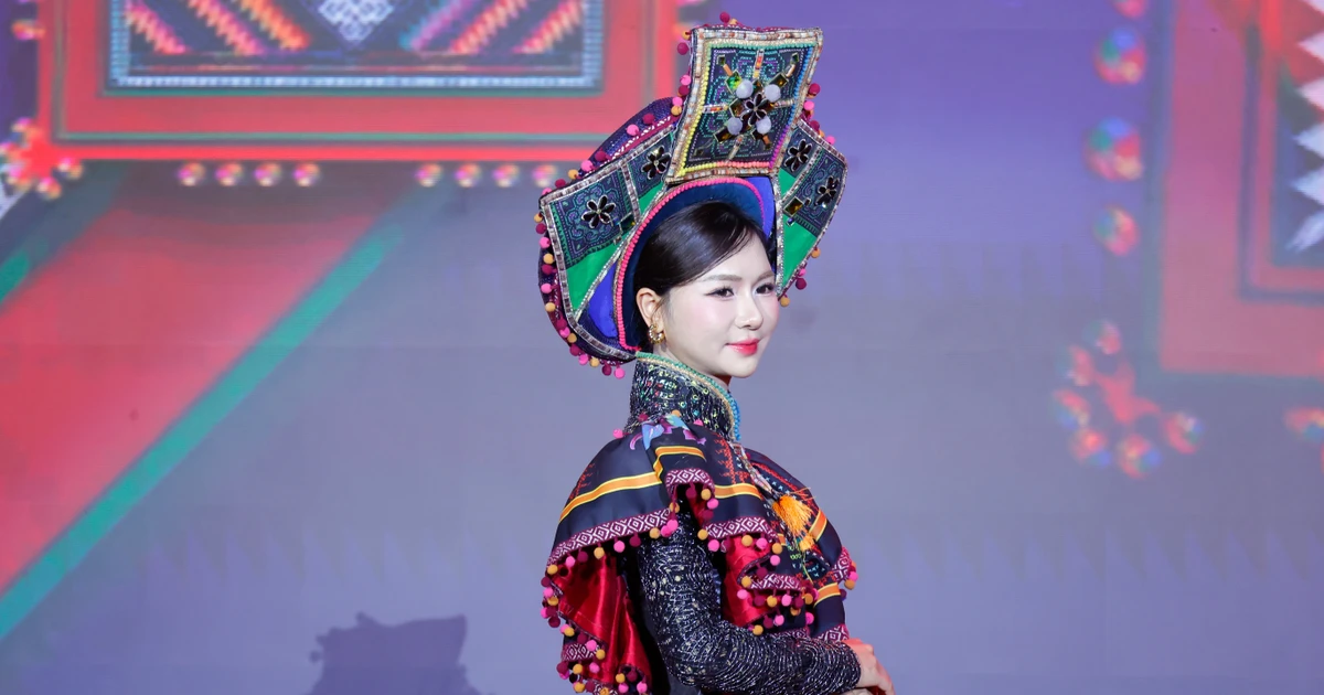 Nữ chiến sĩ Công an tỏa sáng với áo dài và dân vũ