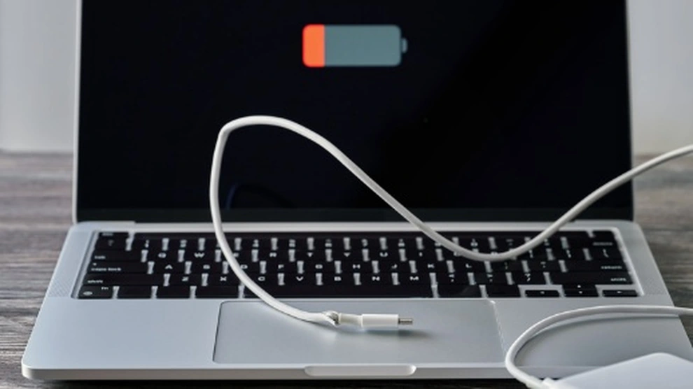 Tại sao laptop không sạc được 100% và cách xử lý thông minh