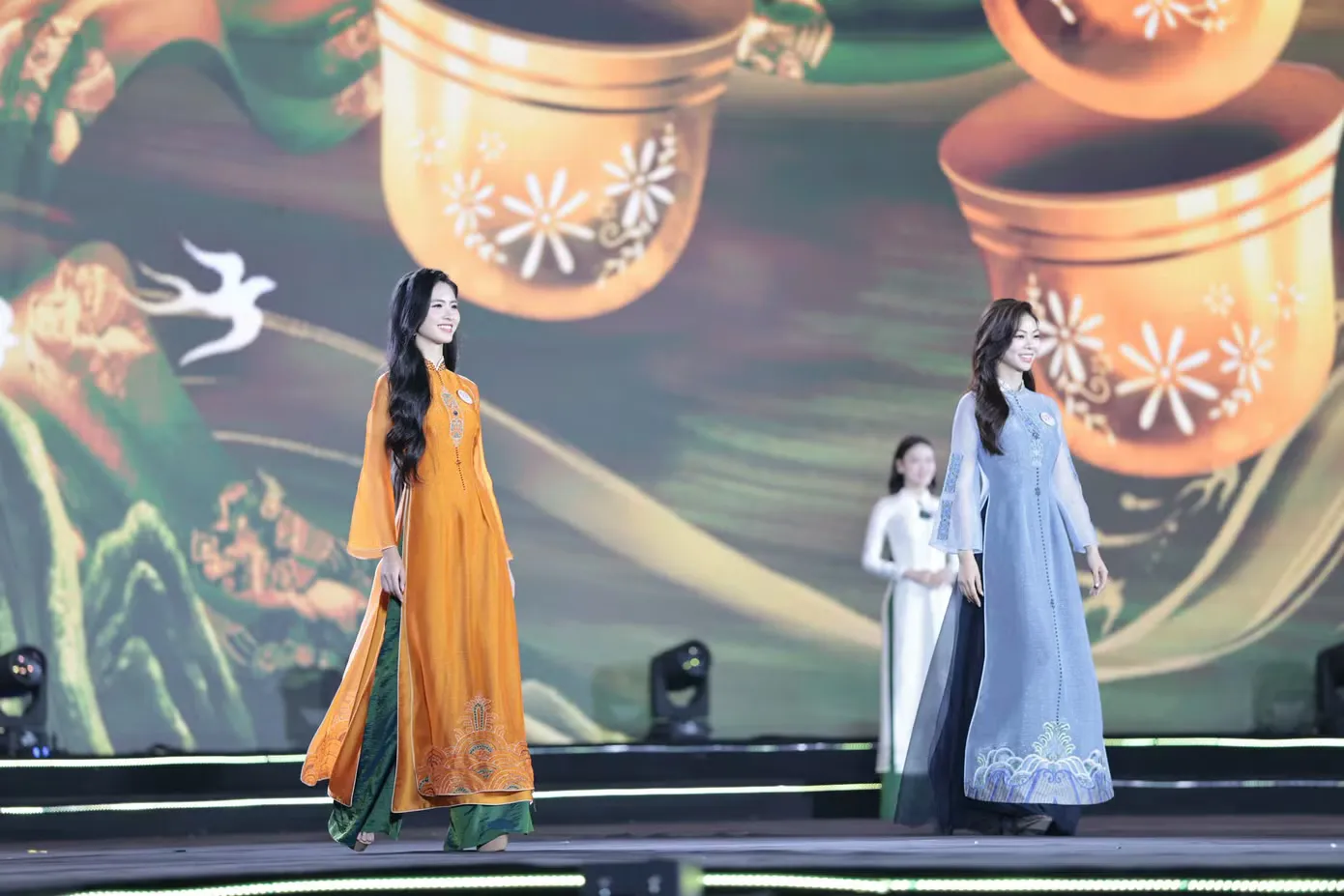 53 thí sinh Hoa hậu Việt Nam tôn vinh di sản áo dài trên sàn diễn Hải Phòng