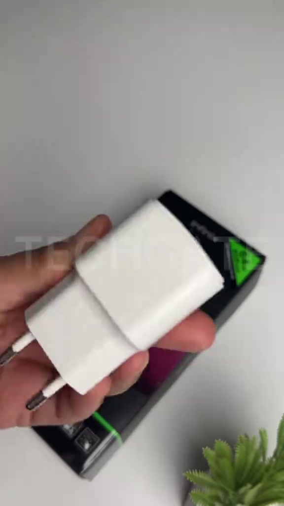 Charger brick putih yang datang dalam kotak Infinix Smart 20e