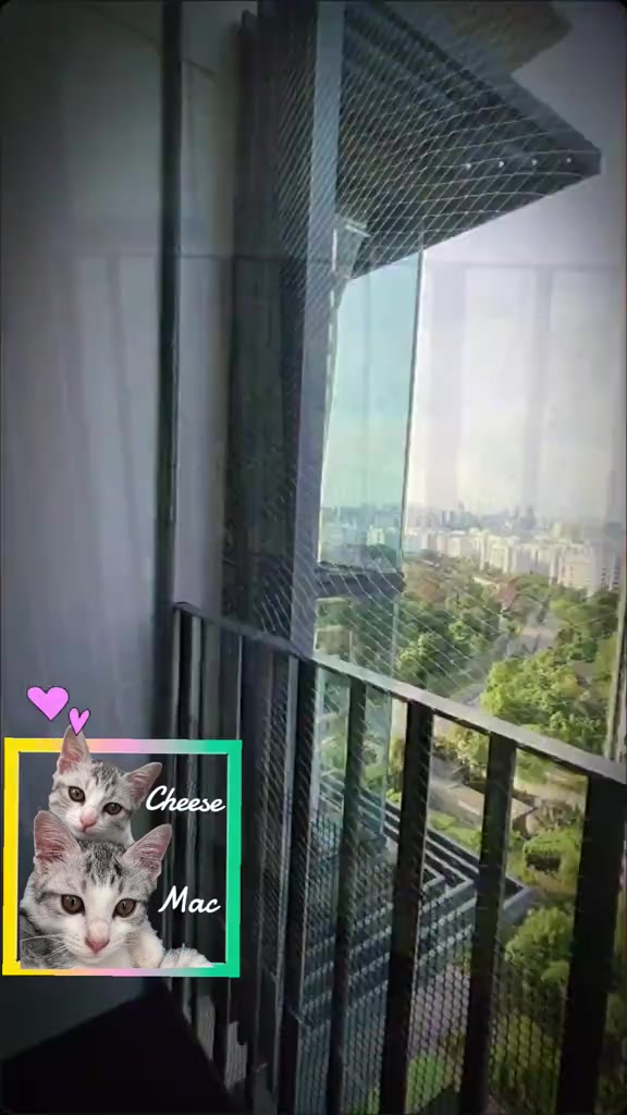 Balkoni apartment tingkat tinggi dipasang jaring halus pada pagar dan sisi, memandang ke kawasan bandar