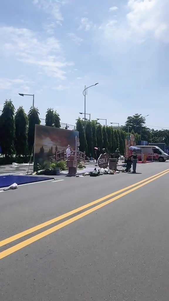 Dãy booth và backdrop check-in của fan dựng dọc đường 18 trong khu đô thị Vạn Phúc City trước ngày diễn