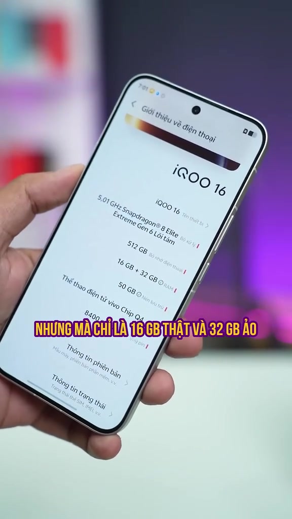 Màn hình iQOO 16 hiển thị trang giới thiệu thiết bị với các dòng chip Snapdragon 8 Elite Extreme Gen 6, 512 GB, 16 GB RAM và pin 8400 mAh