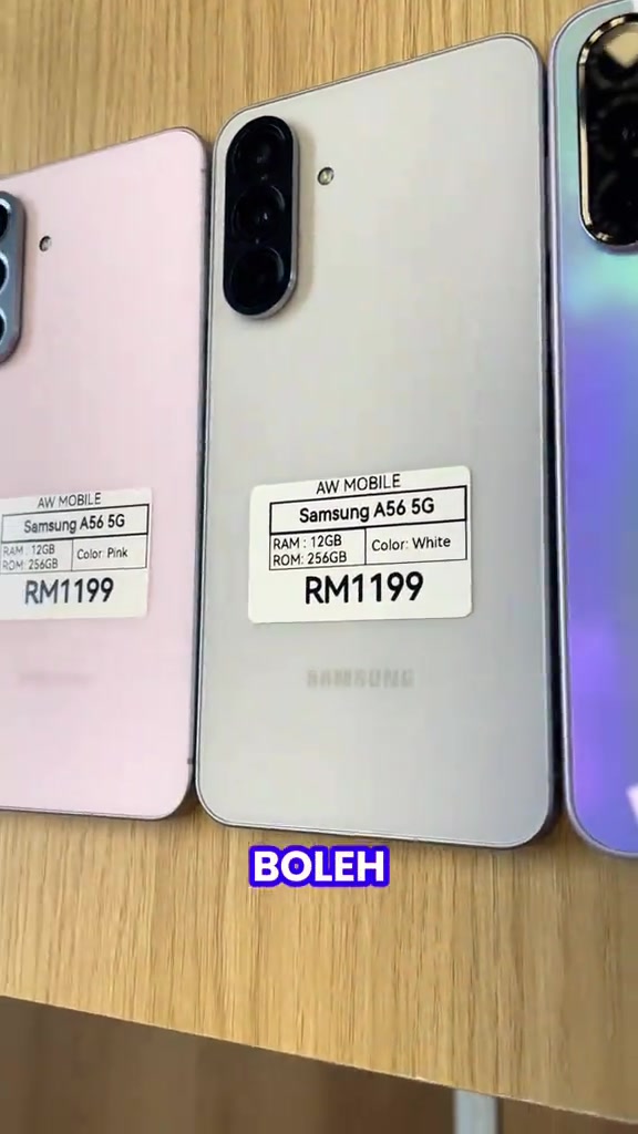 Dua unit Samsung A56 5G baharu warna pink dan putih dengan tag kedai RM1,199 sebelah-menyebelah