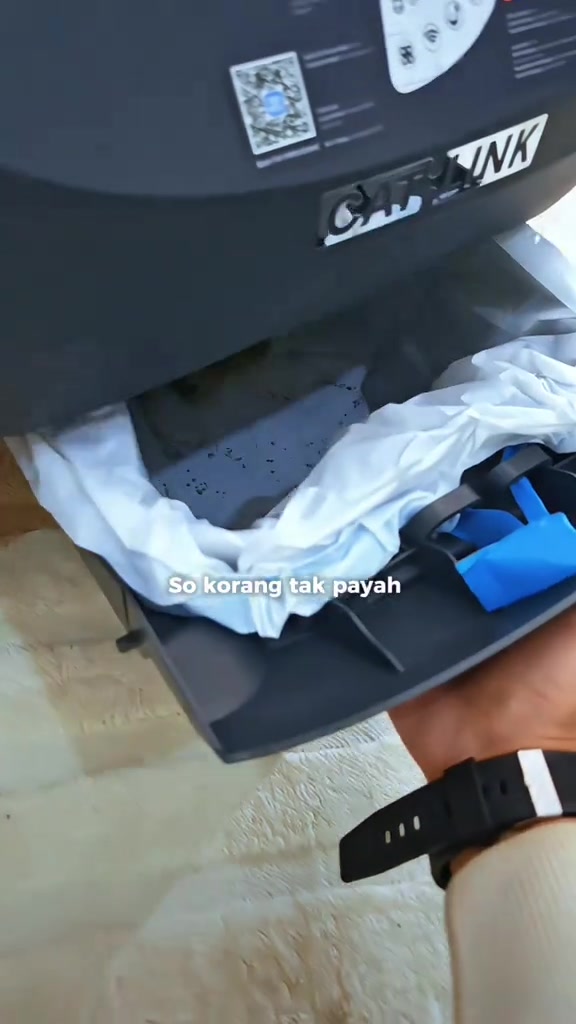 Laci sisa kotak pasir automatik ditarik keluar dengan beg plastik putih terpasang di dalamnya