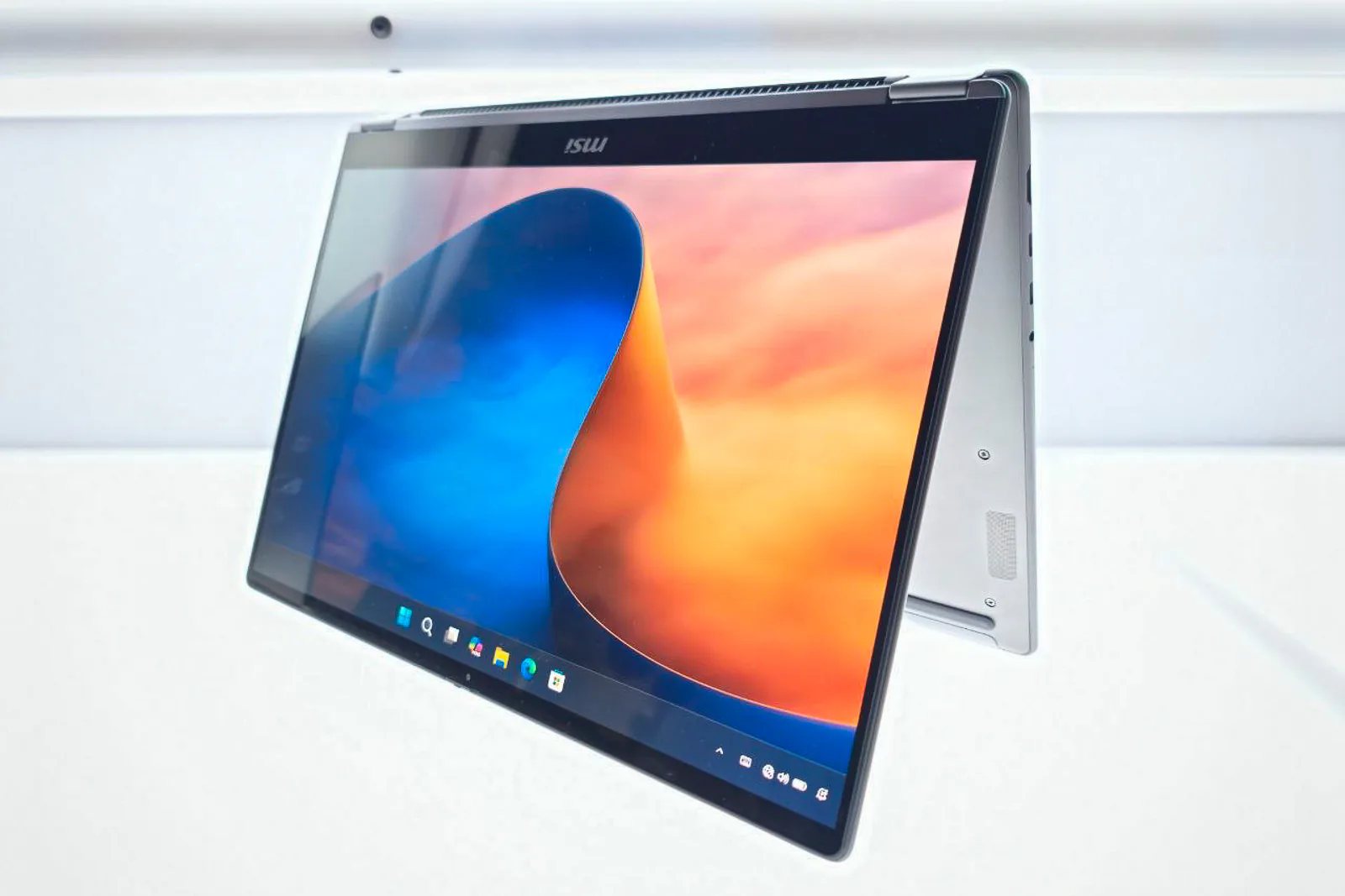 MSI Prestige N16 Flip AI+: laptop xoay gập 2-trong-1 cho chuyên gia sáng tạo?