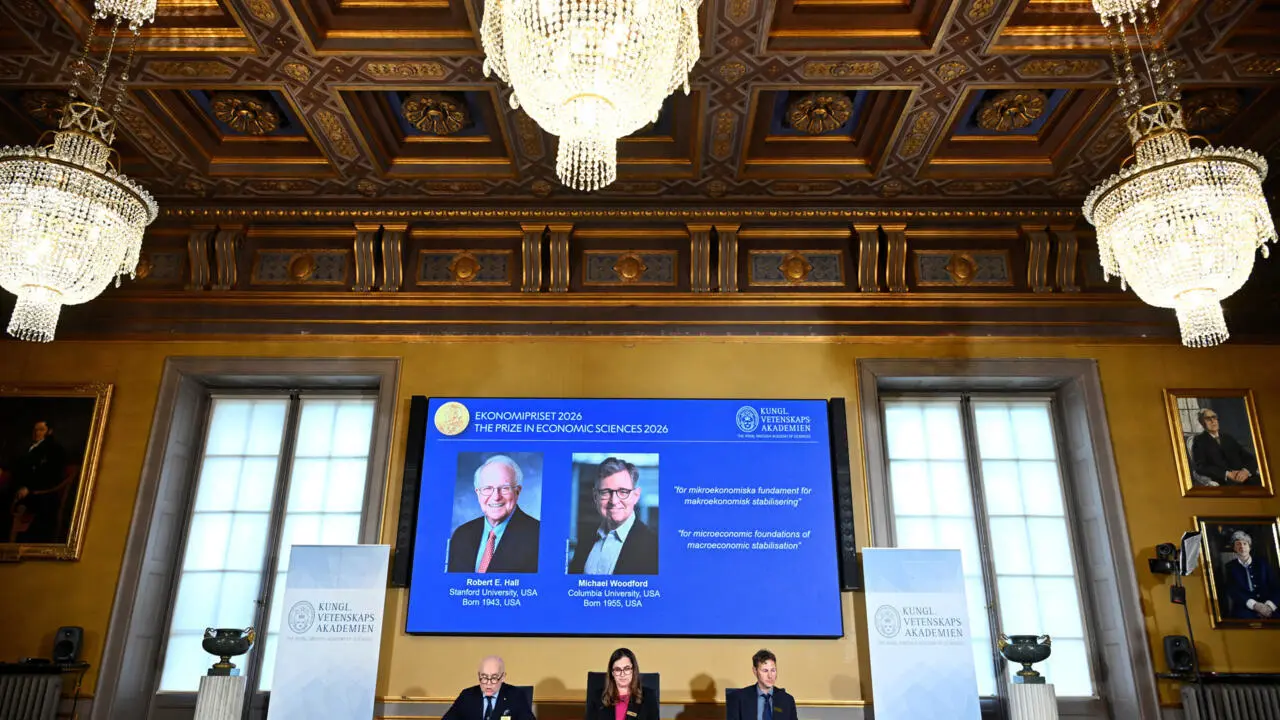 Hai nhà kinh tế Mỹ đoạt Nobel nhờ nền tảng vi mô cho ổn định vĩ mô