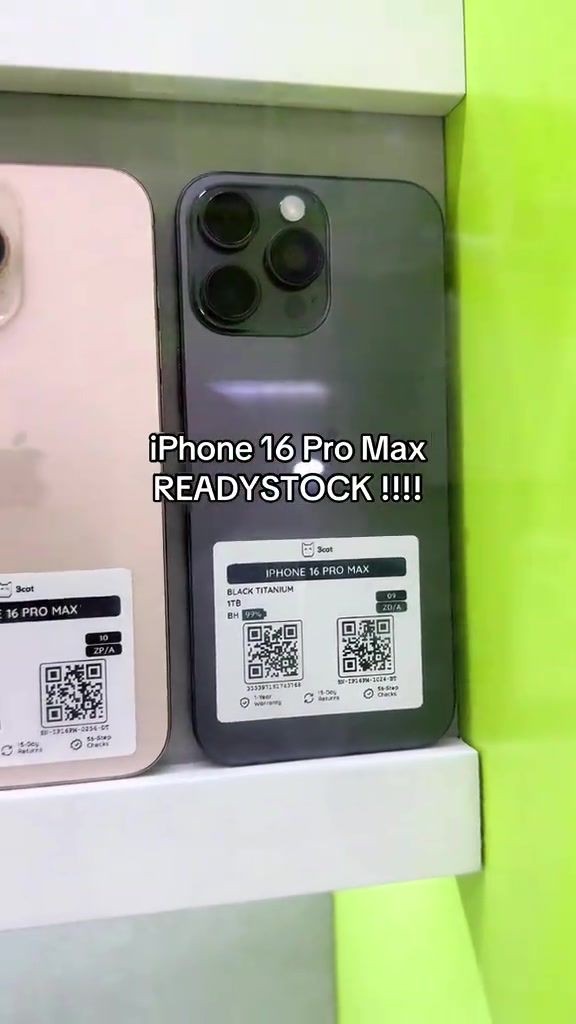 Tag rak kedai untuk iPhone 16 Pro Max Black Titanium 1TB dengan catatan battery health 97% dan kod QR