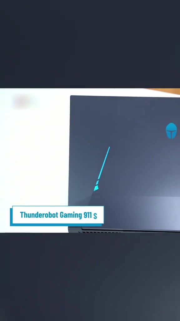 Mặt lưng màu xám của laptop Thunderobot Gaming 911S với logo hình khiên phát sáng màu xanh
