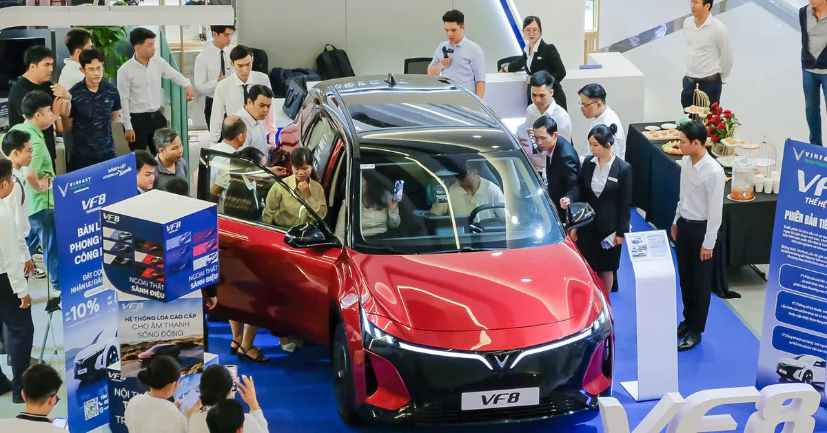 VinFast VF 8 dẫn đầu SUV hạng D, Sorento bứt phá, Santa Fe hụt hơi