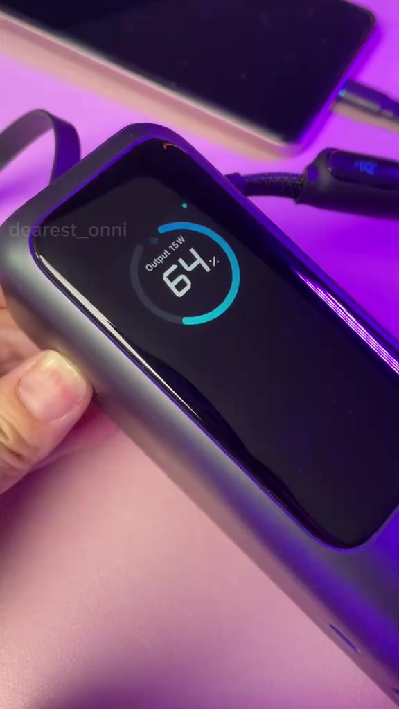 Skrin pintar powerbank Anker Prime menunjukkan 64% dan Output 15W semasa sedang mengecas peranti