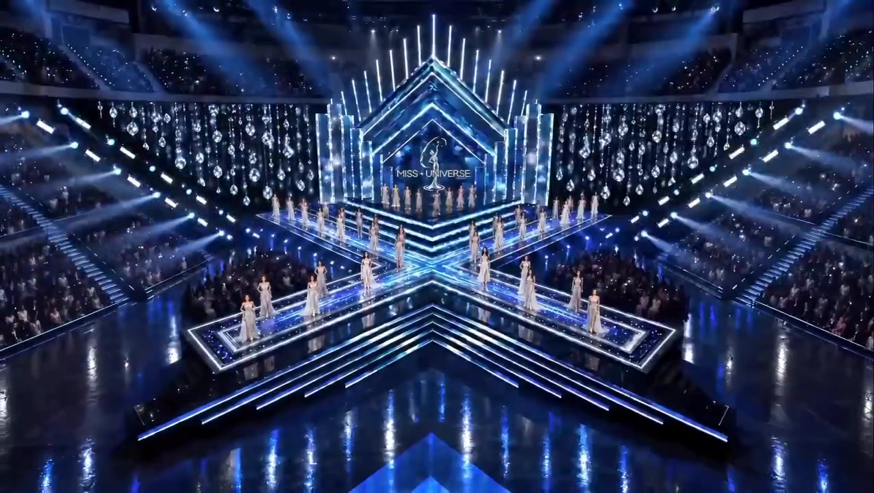 Toàn cảnh sân khấu chữ X của Miss Universe lần thứ 75 với các dáng váy trắng đứng rải rác ở khoảng cách xa giữa khán đài