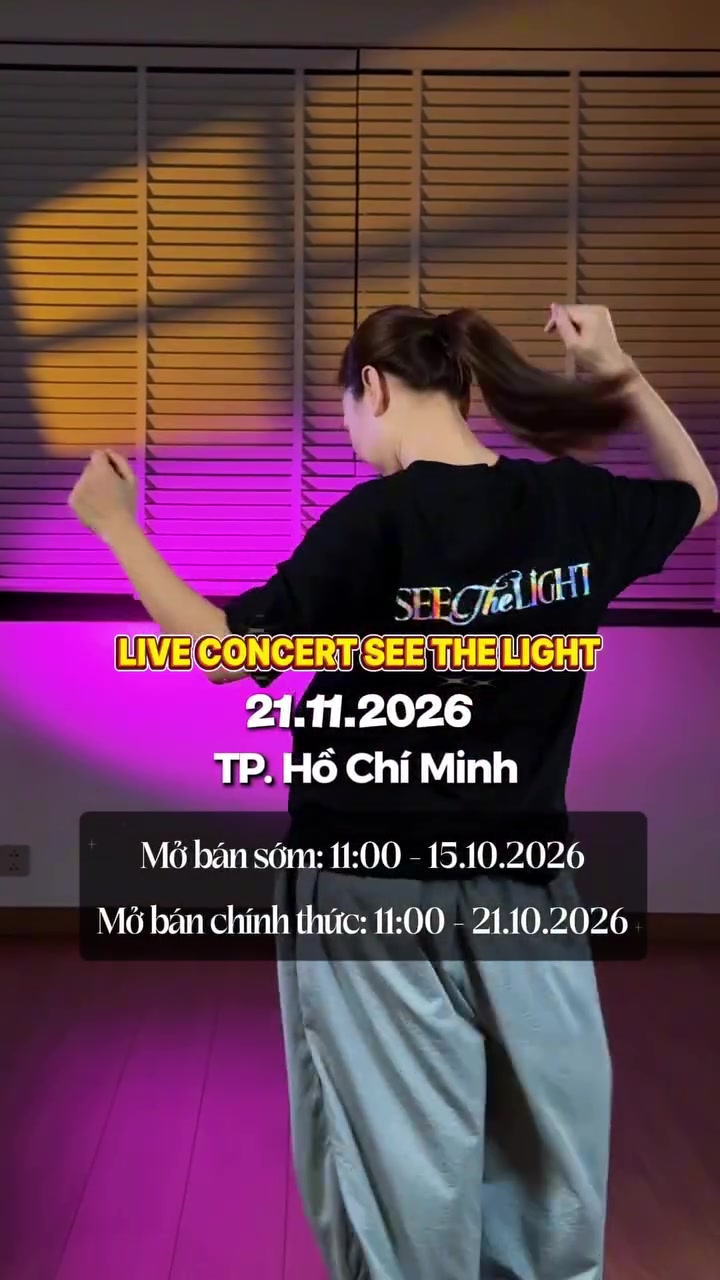 Teaser đêm diễn nhìn từ phía lưng người mặc áo thun in chữ See The Light, kèm dòng chữ mở bán sớm 11:00 15.10.2026 và mở bán chính thức 11:00 21.10.2026