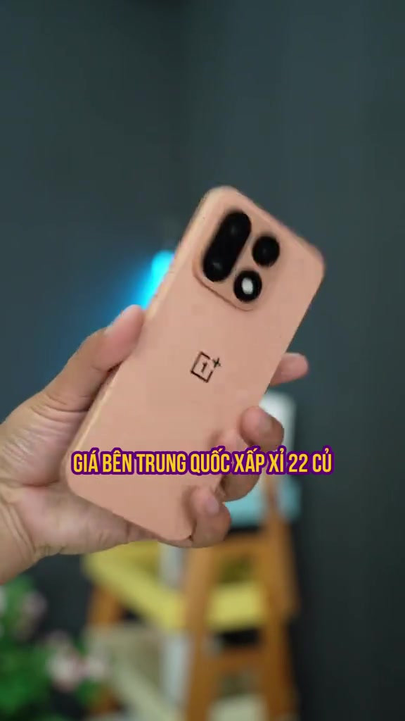 Mặt lưng màu cam của OnePlus 16 cầm trên tay kèm chú thích giá bên Trung Quốc xấp xỉ 22 triệu đồng