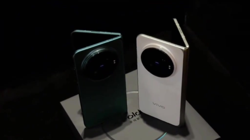 Hai chiếc vivo X Fold6 màu xanh và màu trắng dựng đứng, gập hé, đặt trên hộp sản phẩm