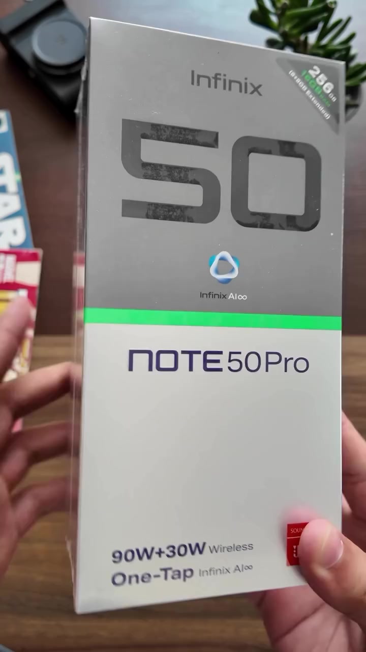 Kotak Infinix NOTE 50 Pro dipegang tangan dengan pelekat 12GB/256GB di penjuru atas kotak