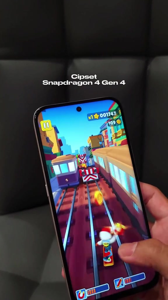 Honor 600S dipegang menegak sedang menjalankan game kasual Subway Surfers pada skrin