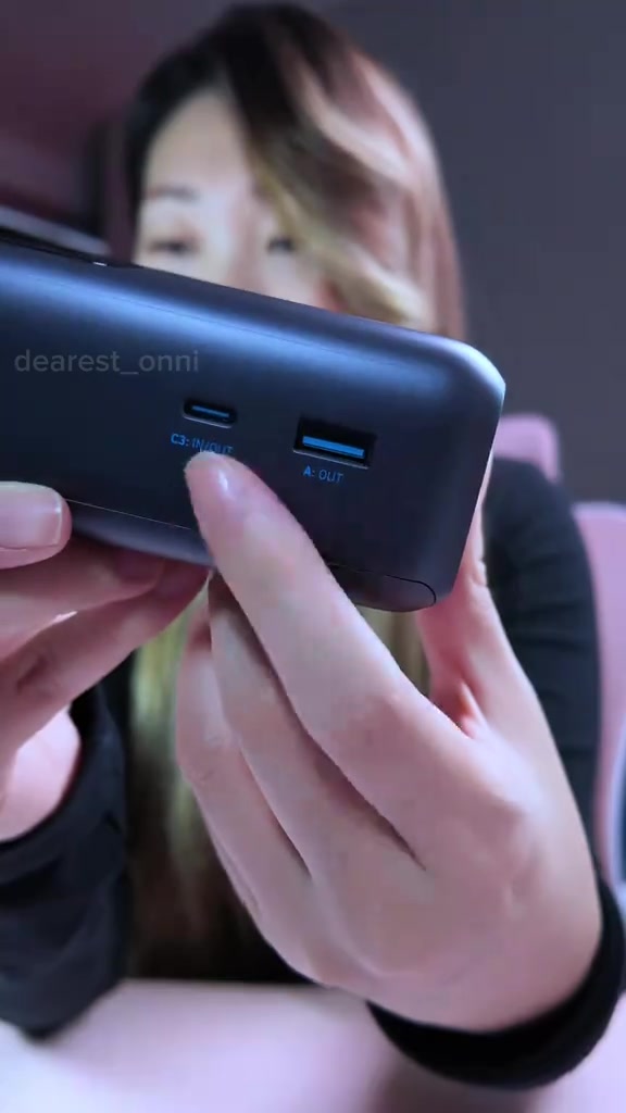 Close-up bahagian port powerbank Anker: port USB-C berlabel C3 IN/OUT dan port USB-A berlabel A OUT