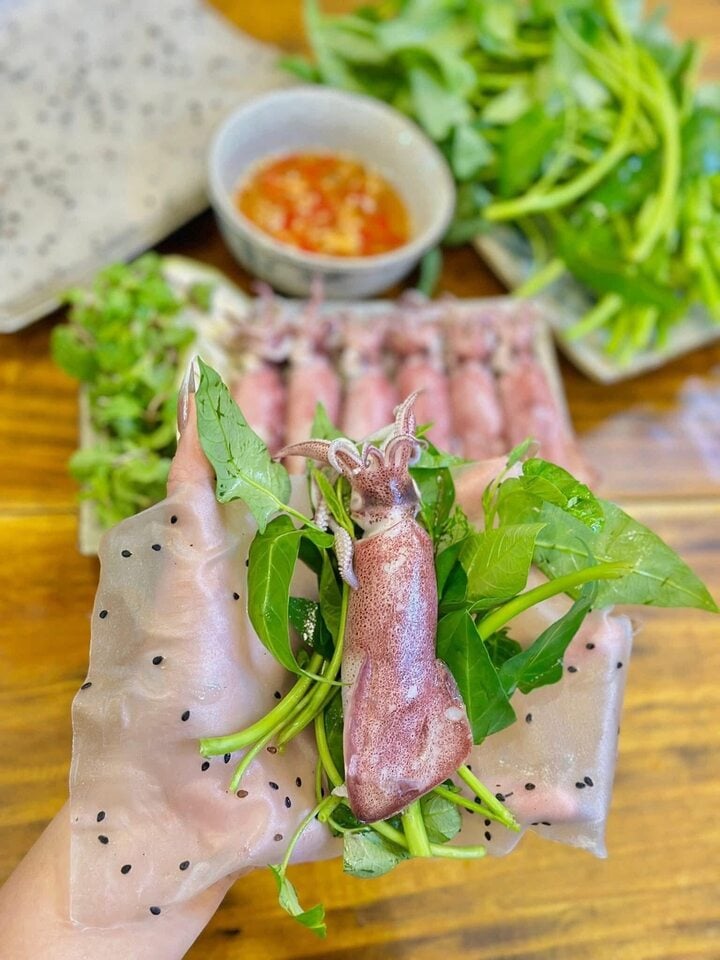 Từ bún riêu bình dân đến gỏi cuốn tôm hùm: Khi món quen bước lên bàn tiệc sang trọng