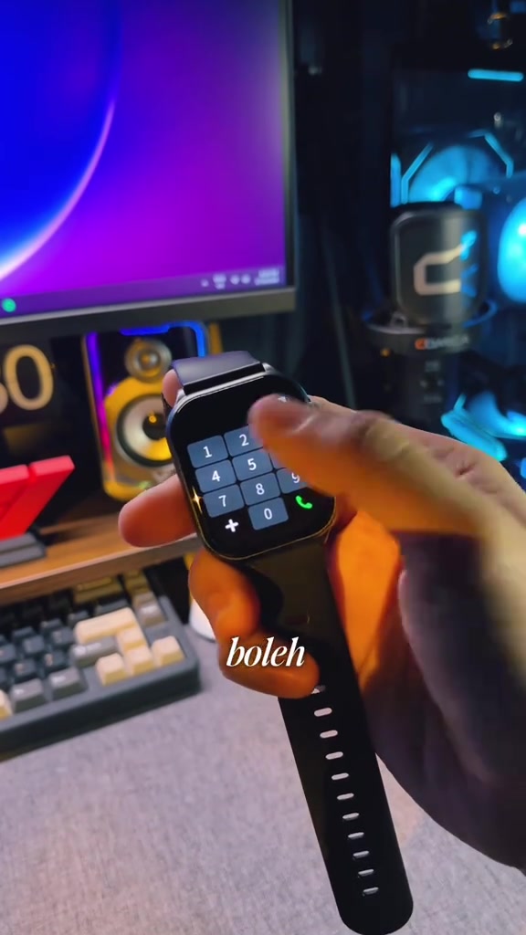 Lenovo Watch Fit di tangan menunjukkan pad nombor untuk panggilan Bluetooth di skrin