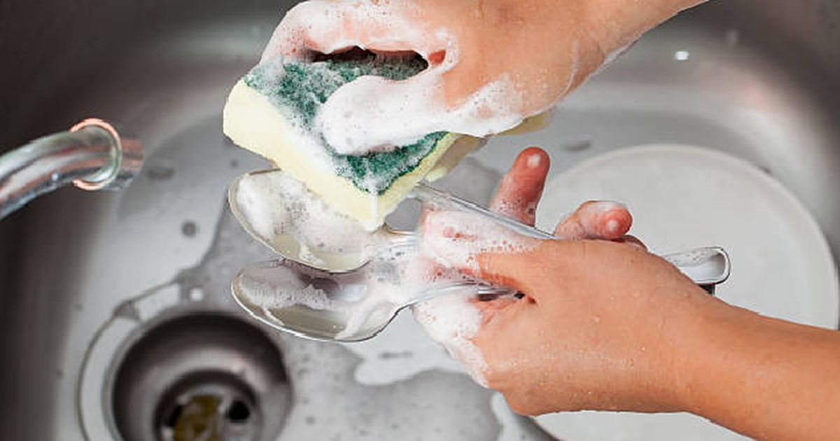 4 sai lầm rửa bát hằng ngày đang nuôi vi khuẩn trong bếp nhà bạn