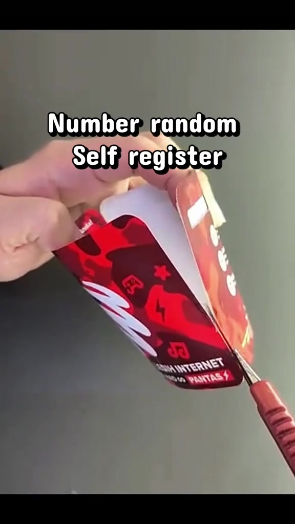 Dua tangan membuka pek SIM prepaid dan mengeluarkan kad SIM untuk pendaftaran sendiri dengan nombor rawak