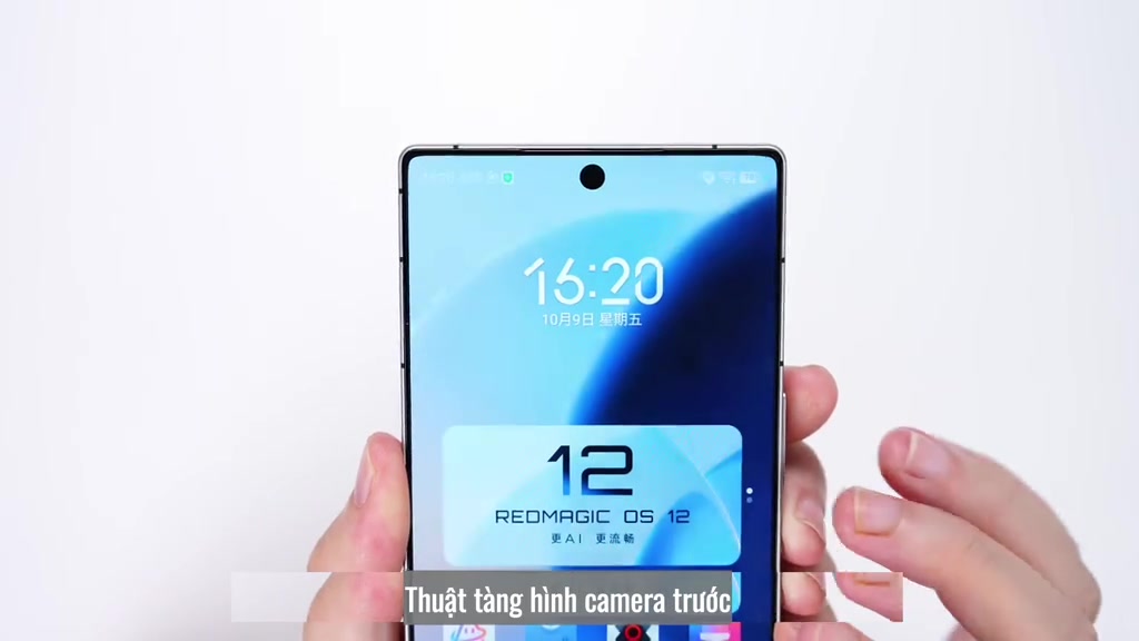 Mặt trước RedMagic 12 Pro+ hiển thị màn hình khóa RedMagic OS 12, camera trước ẩn dưới tấm nền