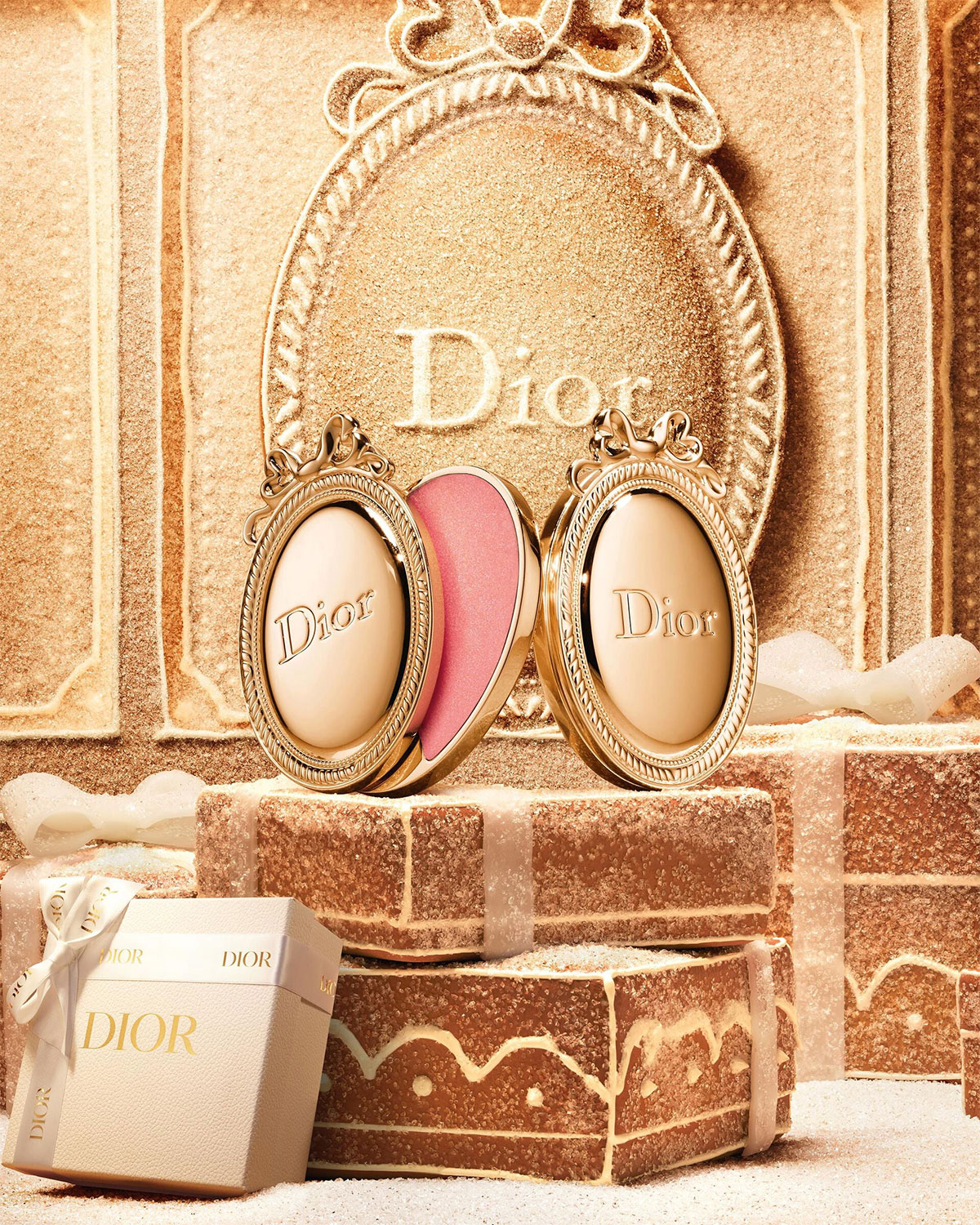 Dior Médaillon: khi son dưỡng môi hóa thành món trang sức lễ hội