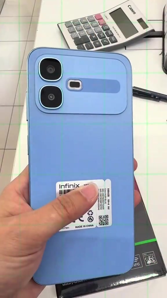 Bahagian belakang Infinix Smart 20e warna Hush Blue dengan modul kamera dua bulatan dan sticker spesifikasi