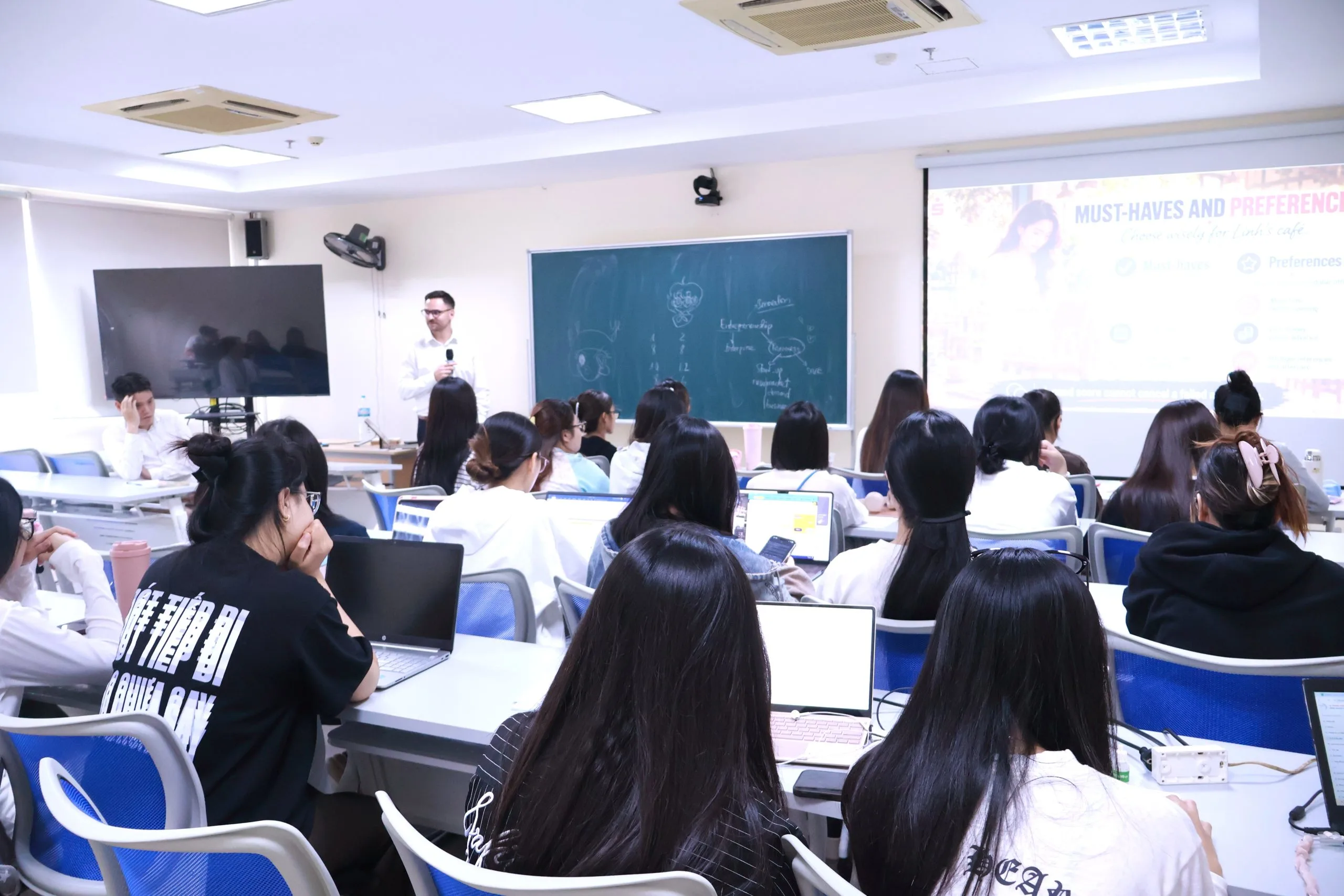 Đại học bắt tay doanh nghiệp: từ giảng đường đến bài toán thực tiễn