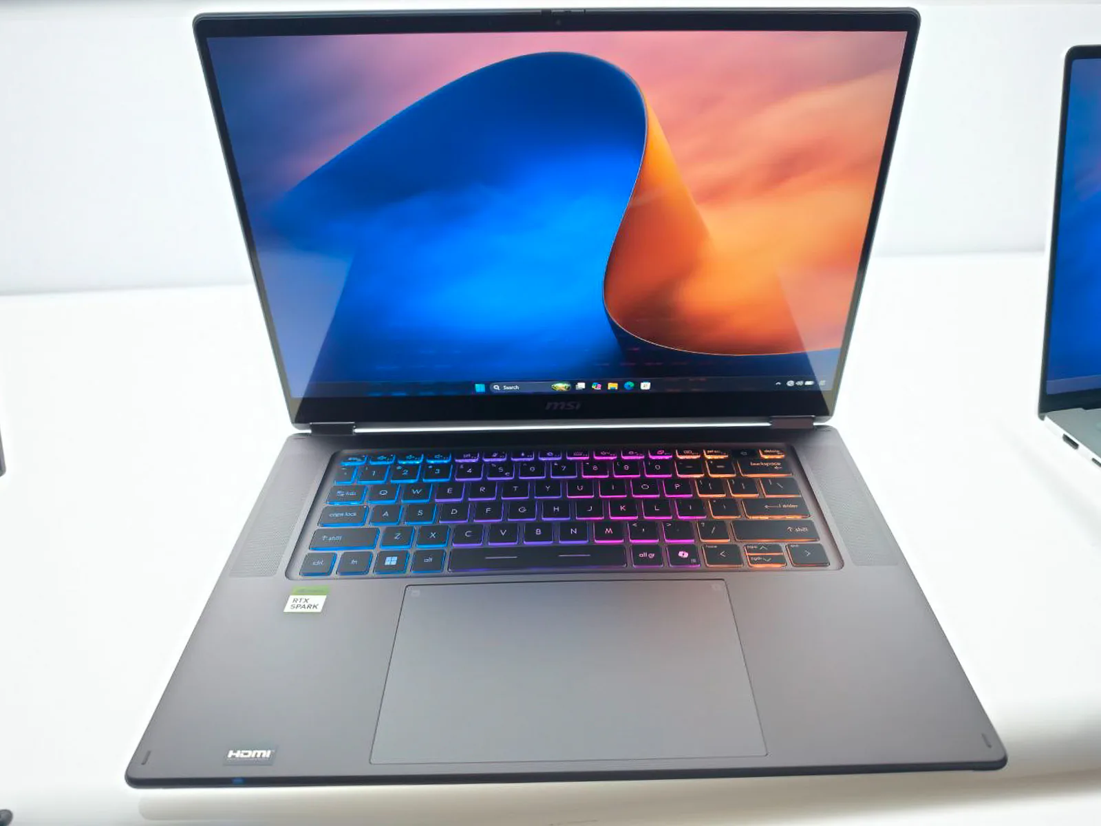 MSI Prestige N16 Flip AI+: laptop xoay gập 2-trong-1 cho chuyên gia sáng tạo?