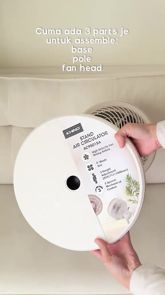 Tapak kipas Khind stand air circulator dengan label spec tiga laras ketinggian 433, 717 dan 1000 mm serta tiga speed mekanikal