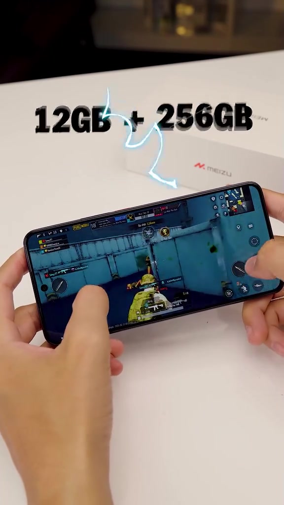 Hai tay cầm ngang một chiếc điện thoại chơi PUBG Mobile, phía trên có chữ 12GB + 256GB, phía sau là hộp Meizu