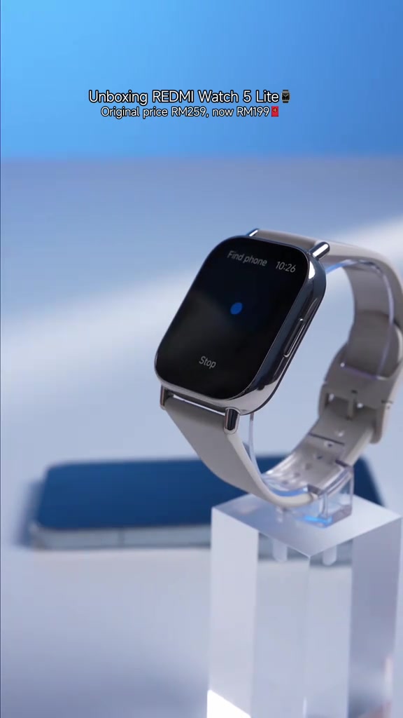 Redmi Watch 5 Lite berstrap cerah dipamerkan atas stand akrilik dengan skrin menunjukkan fungsi Find phone