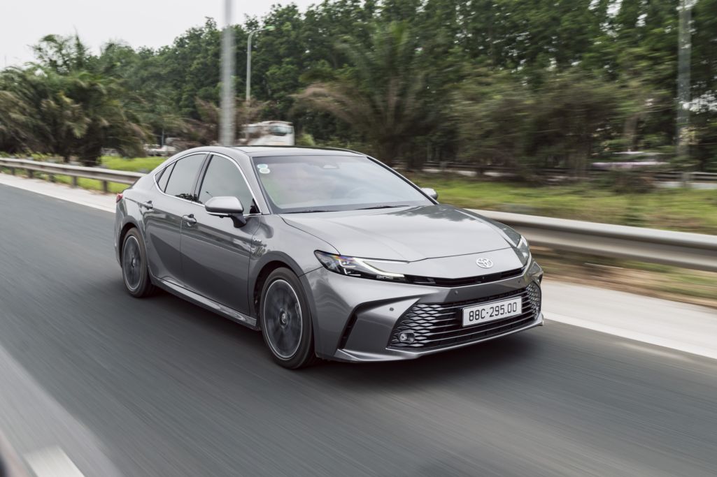 Toyota áp đảo xe hybrid bán chạy, Land Cruiser HEV gây bất ngờ