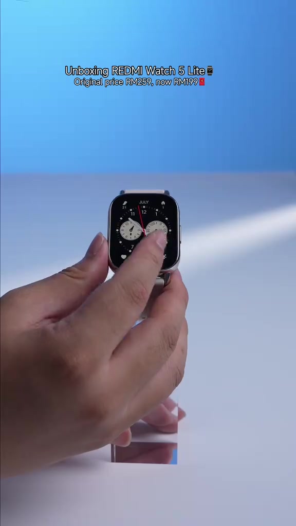 Tangan memegang Redmi Watch 5 Lite dengan teks harga asal RM259 kini RM199 daripada video stor Xiaomi