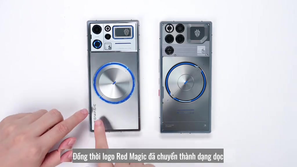 Hai mặt lưng điện thoại RedMagic đặt cạnh nhau, bản mới có cụm hai camera và vòng quạt phát sáng, bản cũ nhiều ống kính hơn