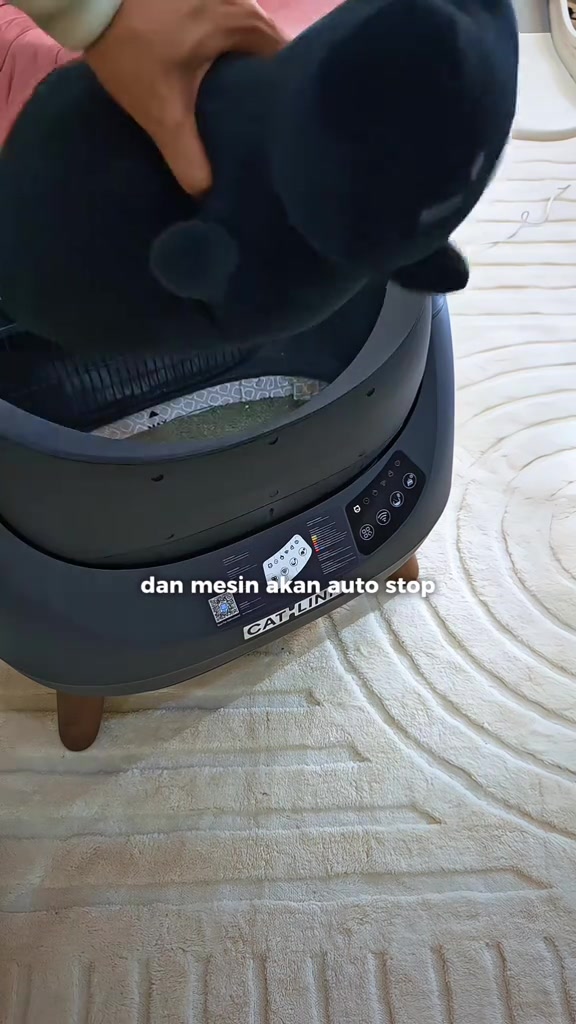 Tangan meletakkan objek ke dalam kotak pasir automatik sebagai demo sensori auto stop