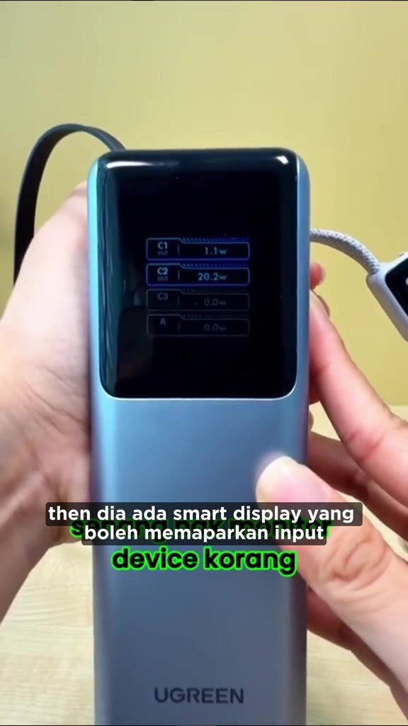 Power bank UGREEN dengan paparan pintar menunjukkan watt setiap port semasa pengecasan