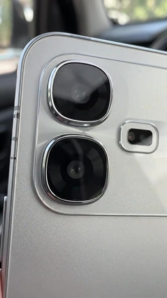 Close-up modul kamera Infinix Smart 20e warna perak dengan dua lensa
