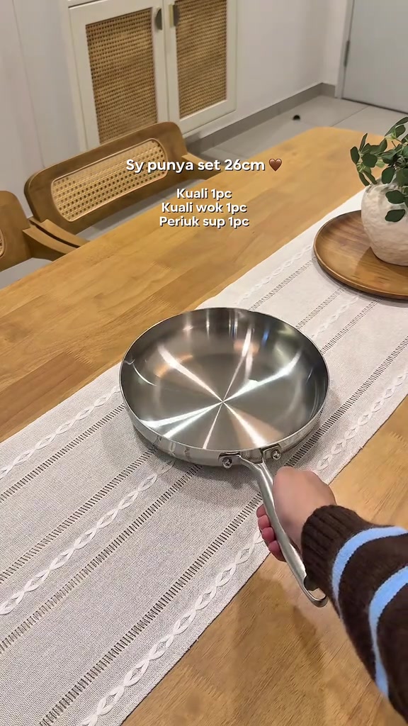 Frying pan stainless steel 26cm di atas meja makan sebagai sebahagian set kuali, wok dan periuk sup