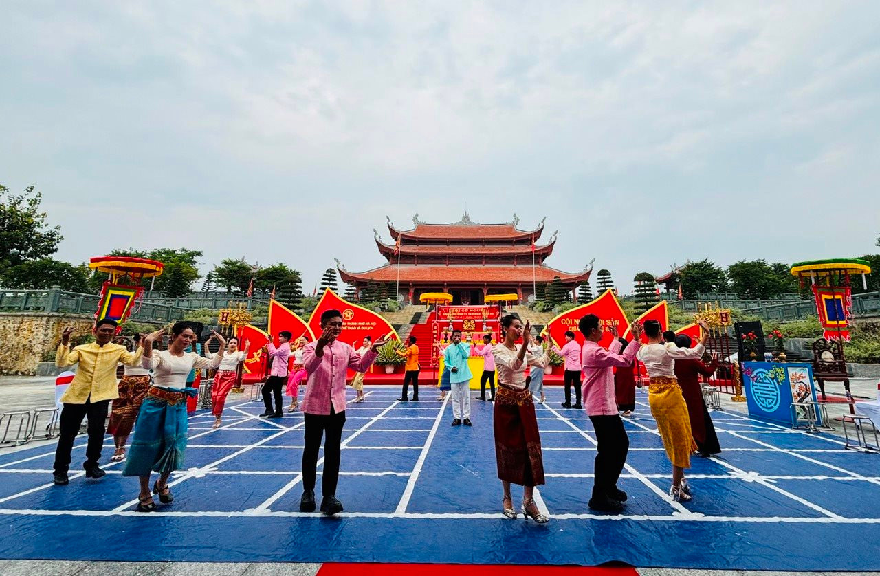 Làng văn hóa 54 dân tộc được nâng hạng: cơ hội vàng cho du lịch Hà Nội gần