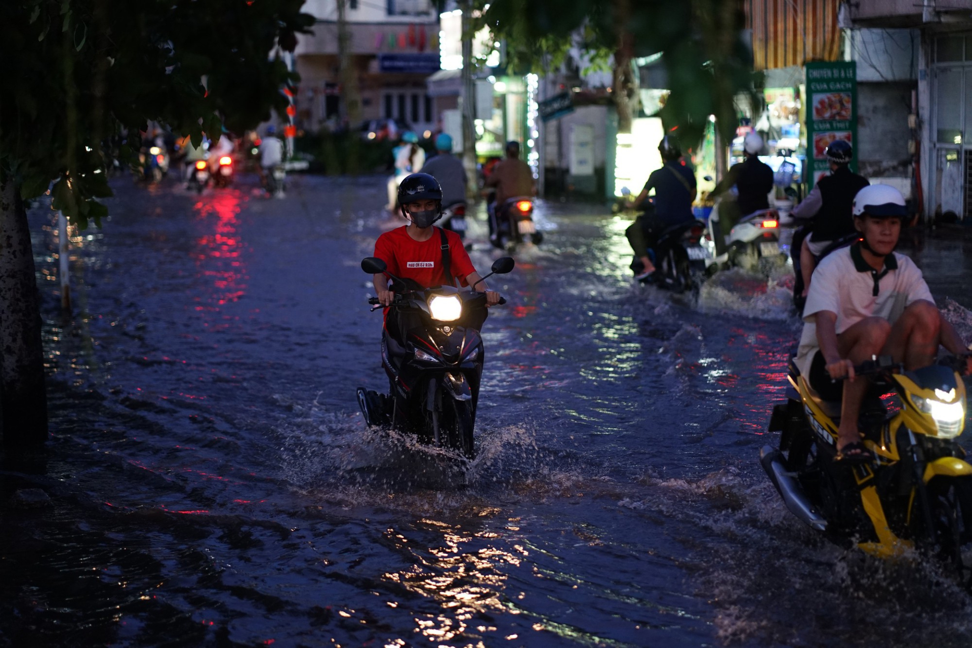 Hướng dẫn lái xe điện an toàn trong mùa triều cường và lụt lội