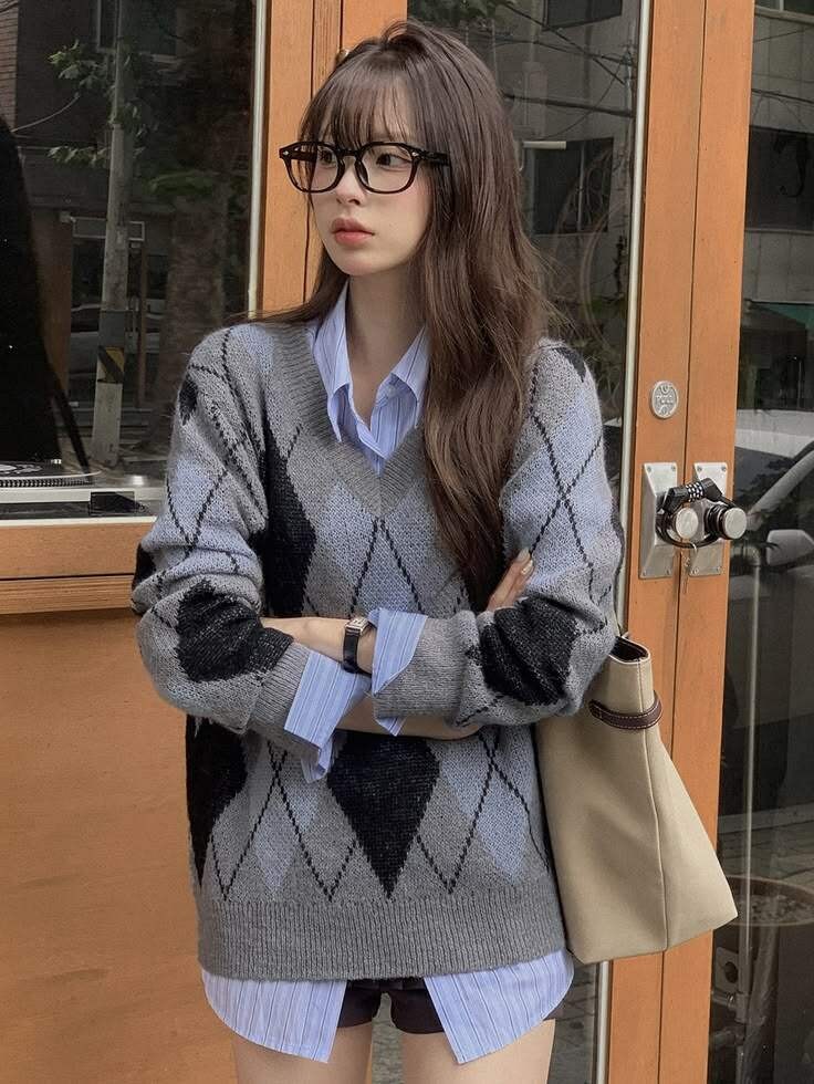 Cách phối áo len kẻ preppy đi làm: Tươi trẻ mà vẫn thanh lịch