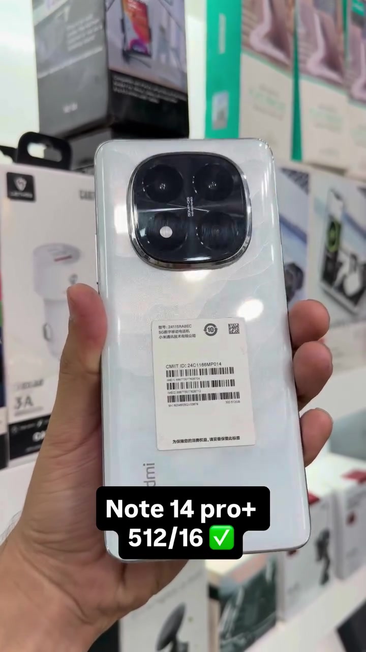 Tangan memegang Redmi Note 14 Pro+ warna putih dengan modul kamera besar di bahagian belakang
