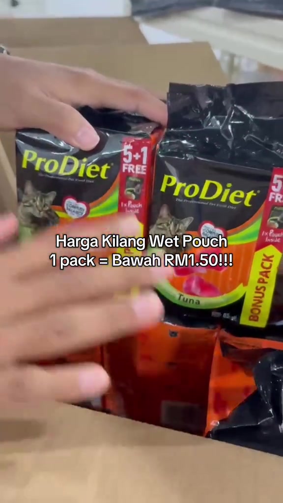 Tangan memegang pek wet pouch ProDiet perisa tuna dengan label 5+1 percuma