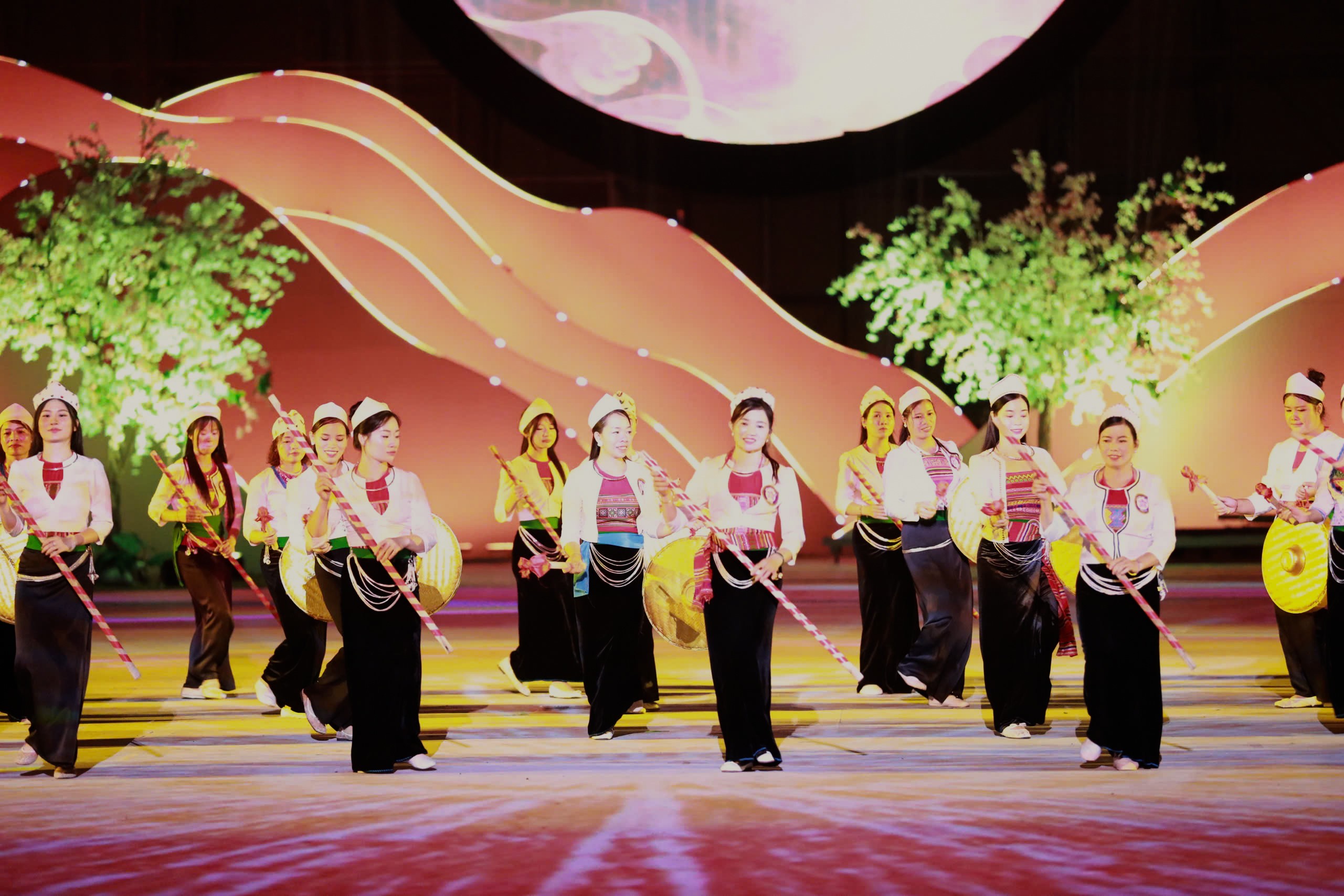 Màn xòe Thái rực rỡ tại Lễ hội Văn hóa Mường Lò