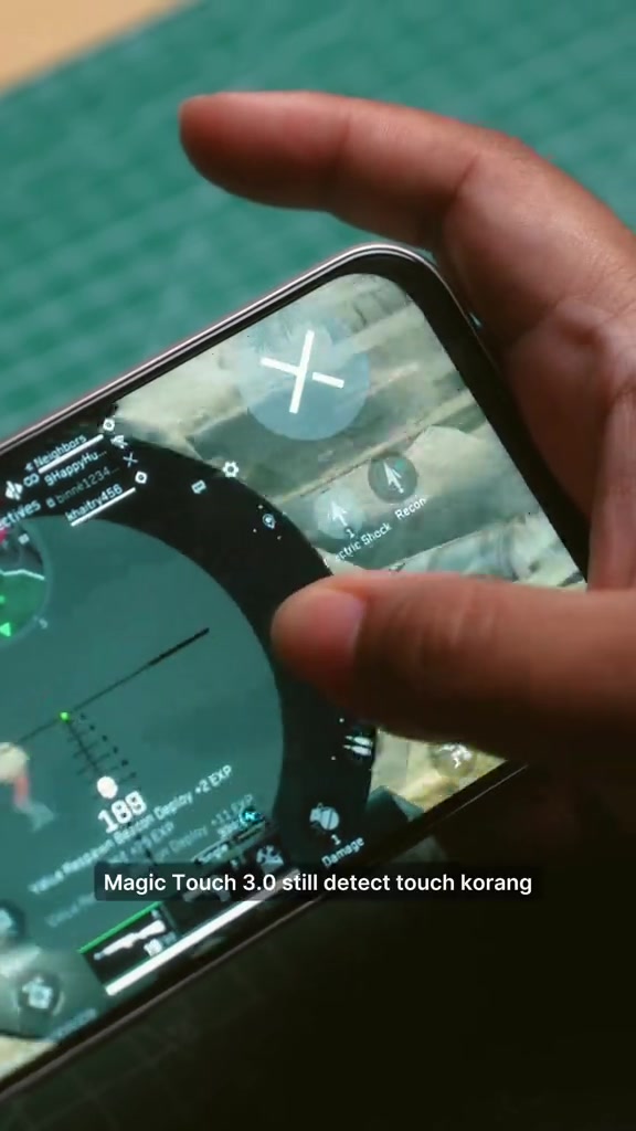 Jari menyentuh skrin phone nubia Neo 5 5G yang sedang menjalankan game menembak