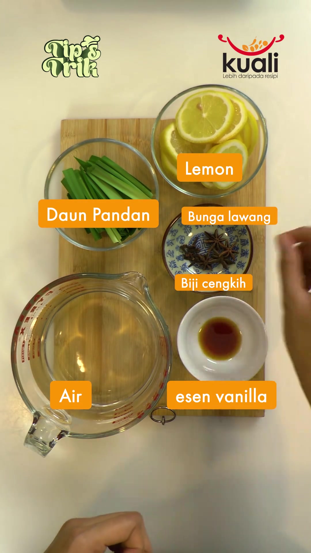 Bahan dalam mangkuk kaca berlabel: lemon, daun pandan, bunga lawang, biji cengkih, air dan esen vanilla