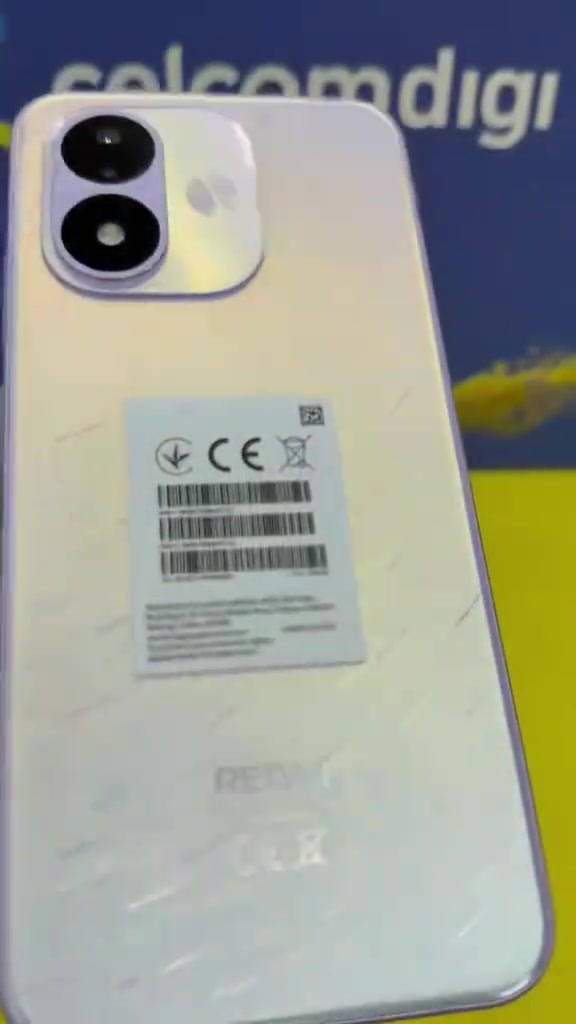 Belakang phone Redmi Note 17 5G warna ungu dengan pelekat barcode dan tanda CE